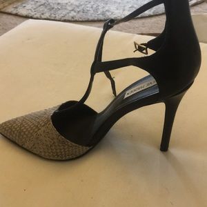 Pointed toes Steve Madden snake skin shoe